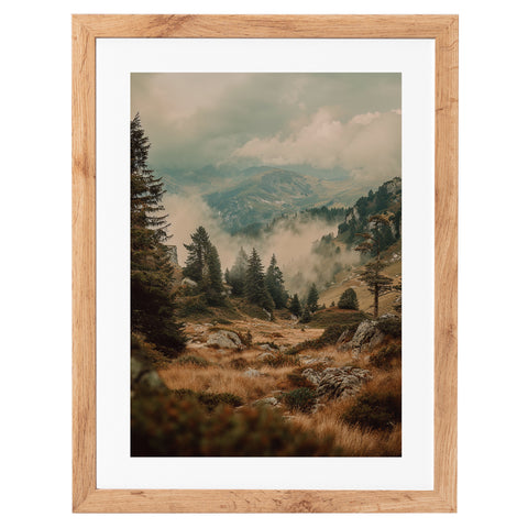 Paysage de montagne dans le brouillard